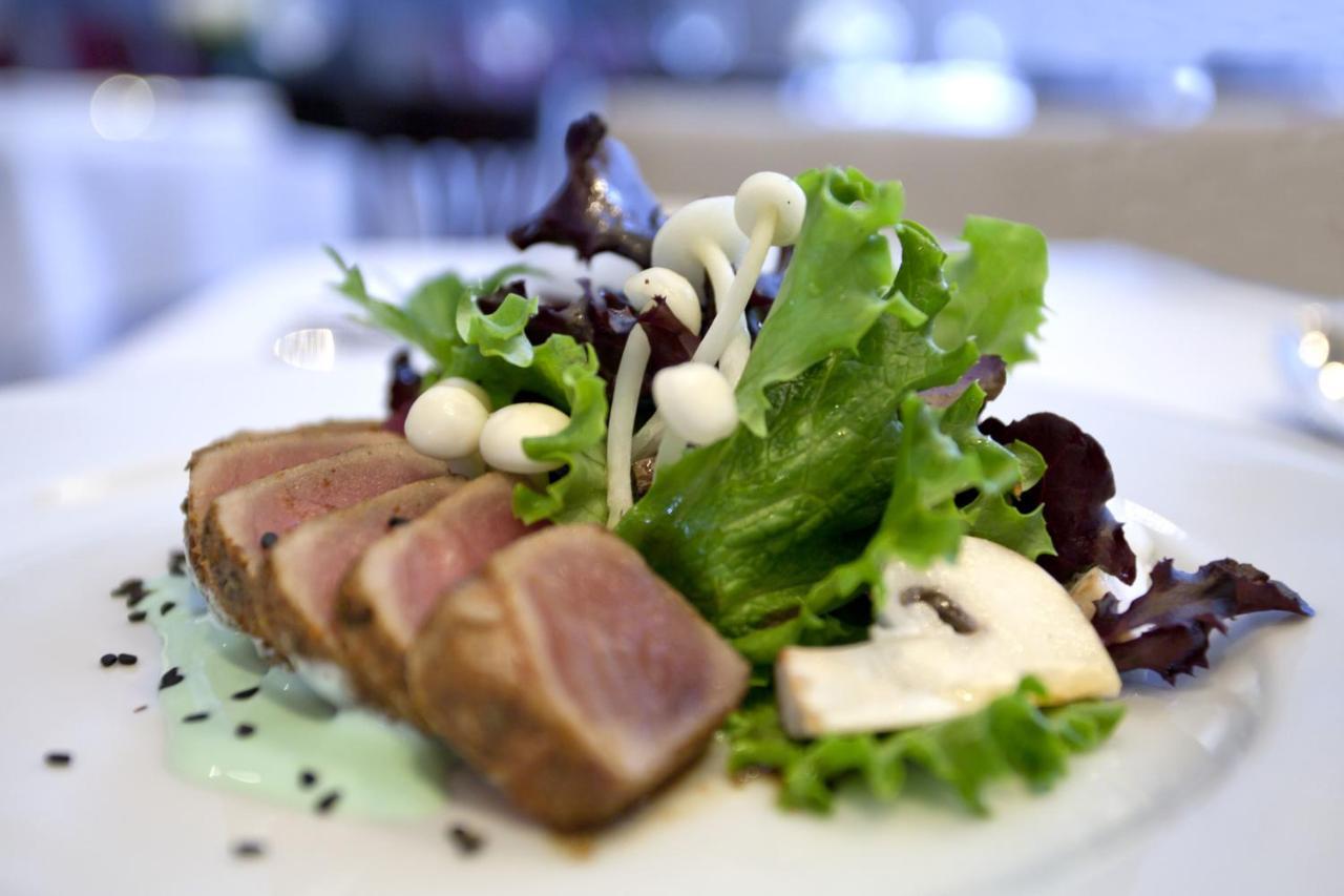 Hotel Estelar Parque de la 93 Bogota Bagian luar foto A salad with tuna